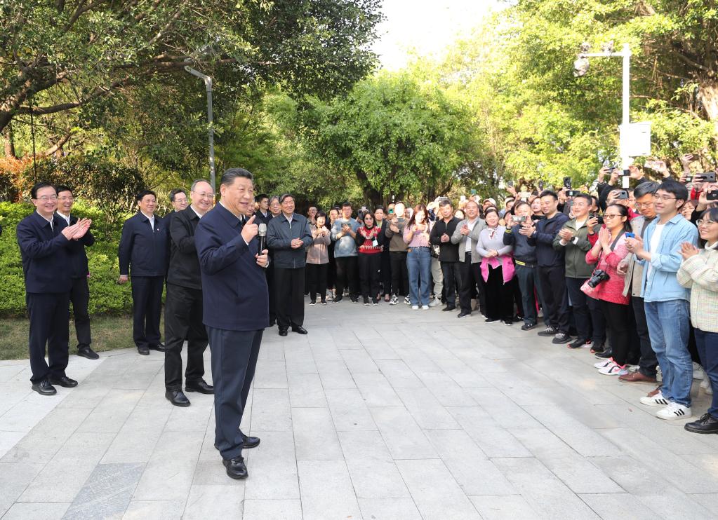 这是24日下午,习近平在福州福山郊野公园考察时,同市民们亲切交流。 新华社记者 王晔 摄